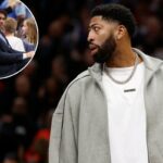 O atacante lesionado do Dallas Mavericks, Anthony Davis, observa do banco durante um intervalo contra o Washington Wizards no segundo tempo na Capital One Arena.