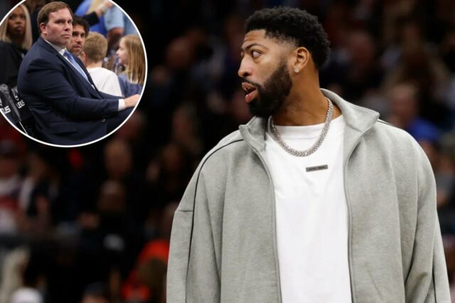 O atacante lesionado do Dallas Mavericks, Anthony Davis, observa do banco durante um intervalo contra o Washington Wizards no segundo tempo na Capital One Arena. 