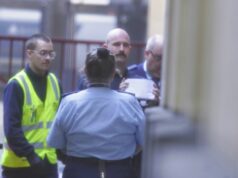 O neonazista Thomas Sewell foi libertado após supostamente liderar um ataque de grupo a um local sagrado O neonazista Thomas Sewell foi libertado após supostamente liderar um ataque de grupo a um local sagrado