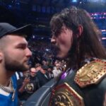 Cam Skattebo está cara a cara com Dominik Mysterio no Monday Night Raw.