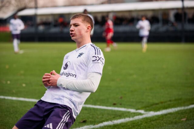 O novo Chido Obi do Man Utd marca minutos em JJ Gabriel comemora pelo Manchester United.