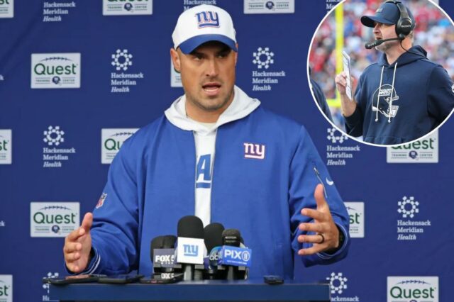 O técnico interino do New York Giants, Mike Kafka, falando à mídia antes do treino no centro de treinamento do New York Giants em East Rutherford, Nova Jersey.