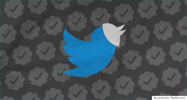 O novo recurso Sobre esta conta do X está indo twitter bird with mask, background of verified check marks