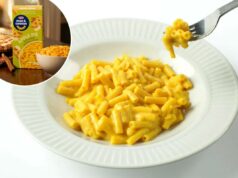 O novo sabor ‘bizarro’ de Mac & Cheese da Kraft é inspirado no Dia de Ação de Graças – mas os fãs não estão tão agradecidos: ‘Isso é uma isca de raiva?’ Um homem com um suéter azul sentado a uma mesa com uma caixa de