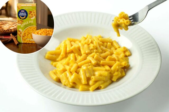 O novo sabor 'bizarro' de Mac & Cheese da Kraft Um homem com um suéter azul sentado a uma mesa com uma caixa de