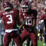 O quarterback do Texas A&M Aggies, Marcel Reed (10), comemora com o wide receiver Ashton Bethel-Roman (3) após um touchdown durante o terceiro quarto contra o South Carolina Gamecocks em Kyle Field.