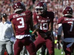 O número 3 do Texas A&M completa o maior retorno da história da escola para permanecer invicto O quarterback do Texas A&M Aggies, Marcel Reed (10), comemora com o wide receiver Ashton Bethel-Roman (3) após um touchdown durante o terceiro quarto contra o South Carolina Gamecocks em Kyle Field.