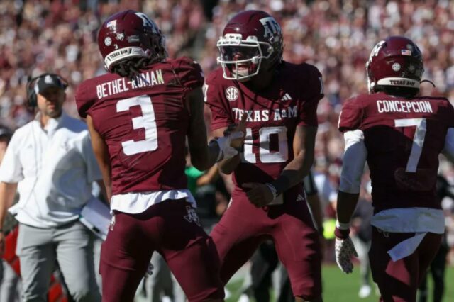 O número 3 do Texas A&M completa o maior retorno O quarterback do Texas A&M Aggies, Marcel Reed (10), comemora com o wide receiver Ashton Bethel-Roman (3) após um touchdown durante o terceiro quarto contra o South Carolina Gamecocks em Kyle Field.
