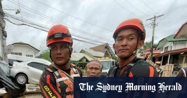 O número de mortos chega a 46 enquanto o tufão Veículos amontoados pelas enchentes resultantes do tufão Kalmaegi na cidade de Cebu.