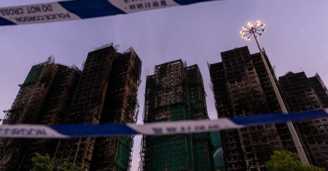 O número de mortos continua aumentando, mais oito presos após O número de mortos continua aumentando, mais oito presos após incêndio em torre de Hong Kong