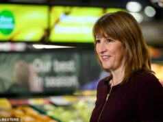 O orçamento ‘reavaliará 2,4 milhões de casas’ para aumentar o imposto municipal E introduzirá um ‘imposto sobre mansões’ para financiar o alarde de benefícios de £ 15 bilhões, incluindo a redução do limite máximo de dois filhos Rachel Reeves deve atacar os trabalhadores comuns e o Sudeste no Orçamento - enquanto aumenta os benefícios em £ 15 bilhões por ano