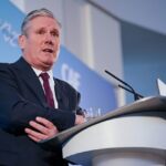 Sir Keir Starmer usou um discurso no início deste ano para alertar que a Grã-Bretanha corria o risco de se tornar uma “ilha de estranhos” – uma referência à imigração descontrolada – antes de descer, criando confusão sobre a sua posição