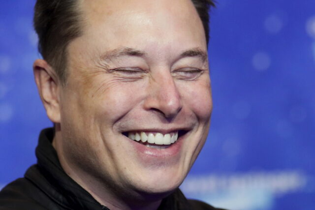 O pobre bilionário Elon Musk não tem dinheiro suficiente ARQUIVO - Um carregador de veículo elétrico Tesla nível três é visível, 2 de fevereiro de 2024, em Kennesaw, Geórgia, perto de Atlanta. (Foto AP / Mike Stewart, arquivo)