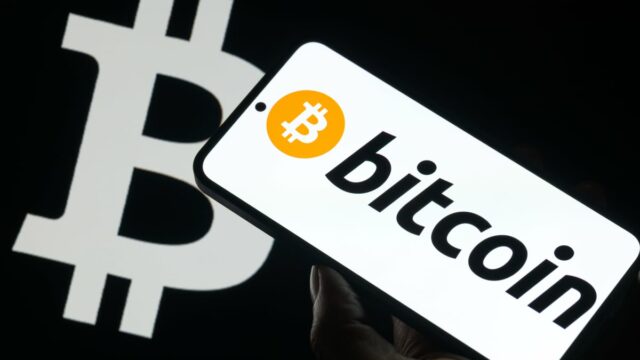 O preço do Bitcoin cai abaixo de US$ 100.000. É por isso.
