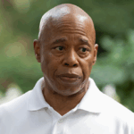 O prefeito cessante de Nova York, Eric Adams, alerta que 'não está tudo bem... se eu fosse judeu, ficaria preocupado com meus filhos'