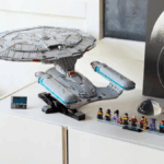 As 9 minifiguras da USS Enterprise.