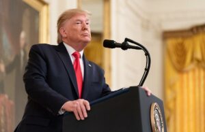 O presidente Donald Trump quer dar aos americanos de baixa e média renda um cheque de estímulo tarifário de US$ 2.000 – mas isso teria consequências indesejadas O presidente Donald Trump quer dar aos americanos de baixa e média renda um cheque de estímulo tarifário de US$ 2.000 – mas isso teria consequências indesejadas