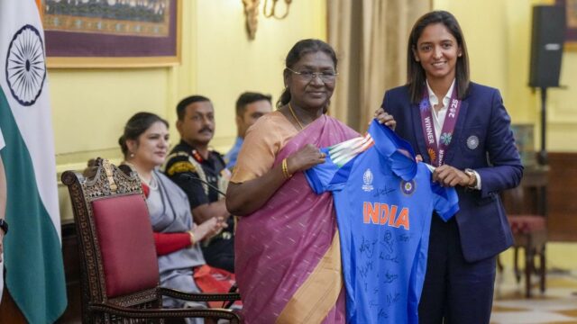 O presidente Murmu elogia a seleção feminina da Índia; presenteado lightbox-info