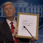 O presidente Trump minimiza o escândalo de e-mail de Jeffrey Epstein no 'SNL' e se oferece para vender cópias da infame mensagem de 'Blowing Bubba'