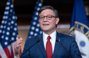 O presidente da Câmara Johnson fechou a Câmara e acumulou poder silencioso com Trump Yahoo news home