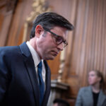 O presidente da Câmara, estranhamente, nunca sabe sobre a última besteira de Trump