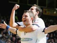 O primeiro jogador de futebol a marcar nas 10 principais divisões da Inglaterra recusou a transferência do Man Utd, ele ainda está marcando aos 50 ícone de correio