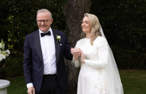 O primeiro-ministro australiano Albanese se torna o primeiro a se casar no cargo Yahoo news home