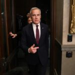 O presidente dos EUA, Donald Trump, gesticula enquanto ele e o primeiro-ministro do Canadá, Mark Carney, se encontram no Salão Oval da Casa Branca em Washington, DC, EUA, 7 de outubro de 2025. REUTERS/Evelyn Hockstein