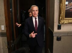 O primeiro-ministro canadense, Mark Carney, aprova votação do orçamento, evitando eleições antecipadas O presidente dos EUA, Donald Trump, gesticula enquanto ele e o primeiro-ministro do Canadá, Mark Carney, se encontram no Salão Oval da Casa Branca em Washington, DC, EUA, 7 de outubro de 2025. REUTERS/Evelyn Hockstein