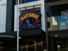 O primeiro-ministro de WA pede ao vereador que tentou gastar uma bebida em um clube de strip para reconsiderar a posição O primeiro-ministro de WA pede ao vereador que tentou gastar uma bebida em um clube de strip para reconsiderar a posição