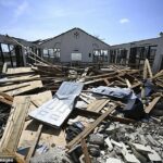 Os saques eclodiram na Jamaica depois que o furacão Melissa atingiu o Caribe, deixando cidades em ruínas e milhares de pessoas sem comida, água ou energia. Na foto: A destruída Igreja Adventista do Sétimo Dia de Whitehouse, em Westmoreland, que foi usada como abrigo durante a passagem do furacão Melissa, é vista após o furacão