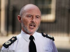 O principal chefe de polícia alerta sobre uma onda de crimes por justiça branda do Trabalho – já que DOIS presos são libertados por engano poucos dias depois de o agressor sexual migrante ser libertado injustamente Gavin Stephens, chefe do Conselho Nacional de Chefes de Polícia (NPCC), alertou sobre uma onda de crimes