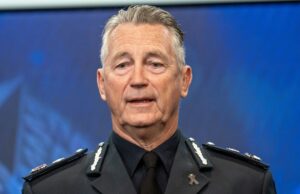 O principal policial de Victoria enfrenta escrutínio durante a segunda viagem de helicóptero, viagem da esposa Helicóptero Victoria Police Air Wing