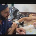 O produtor de 'The Mission', Mike Lerner, sobre o contrabando de telefones para Gaza para filmar um cirurgião lutando contra as vítimas: 'Se eles salvarem uma vida, isso é um ato de resistência'