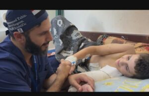 O produtor de ‘The Mission’, Mike Lerner, sobre o contrabando de telefones para Gaza para filmar um cirurgião lutando contra as vítimas: ‘Se eles salvarem uma vida, isso é um ato de resistência’ O produtor de 'The Mission', Mike Lerner, sobre o contrabando de telefones para Gaza para filmar um cirurgião lutando contra as vítimas: 'Se eles salvarem uma vida, isso é um ato de resistência'