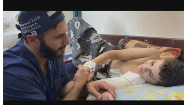 O produtor de 'The Mission', Mike Lerner, sobre o contrabando de telefones para Gaza para filmar um cirurgião lutando contra as vítimas: 'Se eles salvarem uma vida, isso é um ato de resistência'
