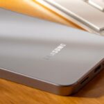 Uma mão segurando o logotipo da Samsung Wallet cercado por cartões digitais e um cartão de embarque.