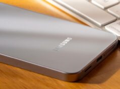 O próximo grande movimento da Samsung pode ser um rival do Apple Card Uma mão segurando o logotipo da Samsung Wallet cercado por cartões digitais e um cartão de embarque.