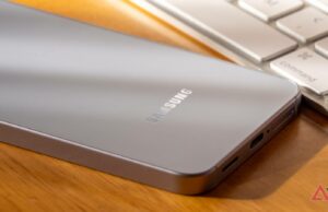 O próximo grande movimento da Samsung pode ser um rival do Apple Card Uma mão segurando o logotipo da Samsung Wallet cercado por cartões digitais e um cartão de embarque.