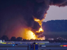 O que as gravações da cabine revelam sobre a queda do avião da UPS Jon Cherry / AP - FOTO: Fumaça e chamas subindo do local da queda de um avião de carga da UPS fora do Aeroporto Internacional de Louisville, em Louisville, Kentucky, 4 de novembro de 2025.