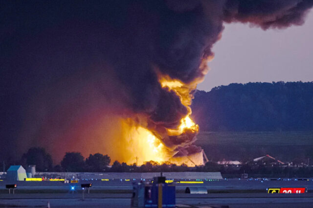 O que as gravações da cabine revelam sobre a queda Jon Cherry / AP - FOTO: Fumaça e chamas subindo do local da queda de um avião de carga da UPS fora do Aeroporto Internacional de Louisville, em Louisville, Kentucky, 4 de novembro de 2025.