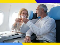 O que é Sexta-Feira Azul? Descubra a melhor oferta em viagens de luxo para a Europa do ano Uma área de estar moderna com assentos cinza e rosa, luzes circulares suspensas e uma parede texturizada.