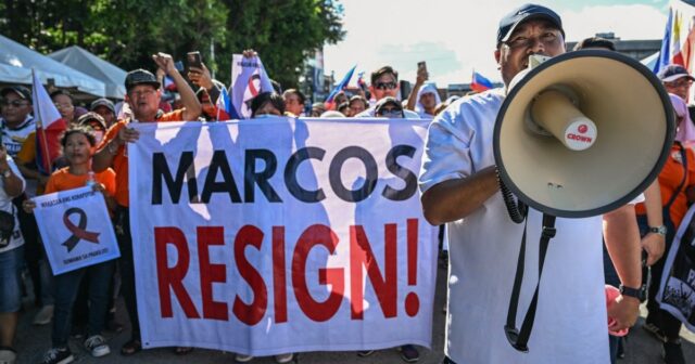 O que está a provocar crescentes protestos anticorrupção nas Filipinas? Membros do grupo religioso Iglesia ni Cristo (Igreja de Cristo) participam do primeiro de um protesto anticorrupção de três dias na arquibancada Quirino, Manila, Filipinas, em 16 de novembro de 2025. REUTERS/Noel Celis