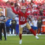 George Kittle (85), do San Francisco 49ers, pega a bola contra Kam Curl (3), do Los Angeles Rams, durante o segundo quarto no Levi's Stadium em Santa Clara, Califórnia, no domingo, 9 de novembro de 2025. (Shae Hammond/Bay Area News Group)