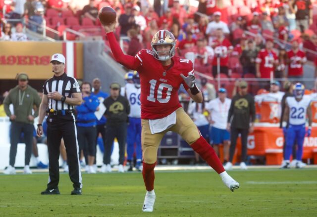 George Kittle (85), do San Francisco 49ers, pega a bola contra Kam Curl (3), do Los Angeles Rams, durante o segundo quarto no Levi's Stadium em Santa Clara, Califórnia, no domingo, 9 de novembro de 2025. (Shae Hammond/Bay Area News Group)