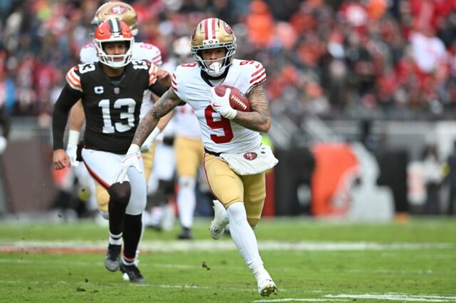 O que os 49ers disseram depois de vencer os Browns O tight end do San Francisco 49ers, George Kittle, no topo, é abordado pelo safety Grant Delpit (9) do Cleveland Browns durante a primeira metade de um jogo de futebol americano da NFL, domingo, 30 de novembro de 2025, em Cleveland. (Foto AP/Sue Ogrocki)
