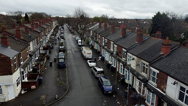 O que os residentes da Benefits Street da TV dizem Na foto: James Turner Street em Birmingham, também conhecida como Benefits Street. Então, o que é que os habitantes de hoje – 11 anos depois daquele agora infame documentário – pensam realmente sobre a obtenção de dinheiro do Chanceler?