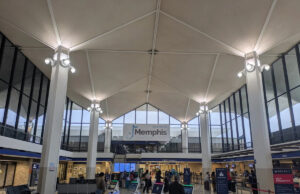 O que os viajantes no aeroporto de Memphis devem saber, já que os cancelamentos de voos são os 1.400 mais nos EUA Uma olhada no Aeroporto Internacional de Memphis em 7 de novembro de 2025. 7 de novembro marcou o primeiro dia de reduções de voos em 40 aeroportos nos EUA, incluindo o Aeroporto Internacional de Memphis. Os cortes devem-se à paralisação contínua do governo.