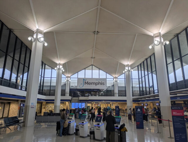 Uma olhada no Aeroporto Internacional de Memphis em 7 de novembro de 2025. 7 de novembro marcou o primeiro dia de reduções de voos em 40 aeroportos nos EUA, incluindo o Aeroporto Internacional de Memphis. Os cortes devem-se à paralisação contínua do governo.