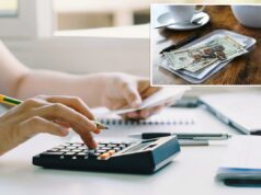 O que saber sobre a ‘ausência de impostos sobre gorjetas’ de Trump enquanto o IRS divulga novas orientações sobre regras de horas extras Uma pessoa usa uma calculadora e segura uma nota, cuidando da papelada em uma mesa.